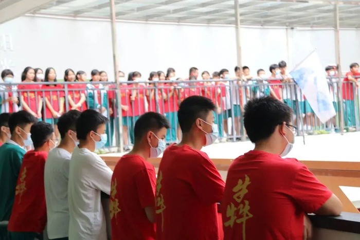 省实白云初一、初二学学生“喊楼”打气。学校供图