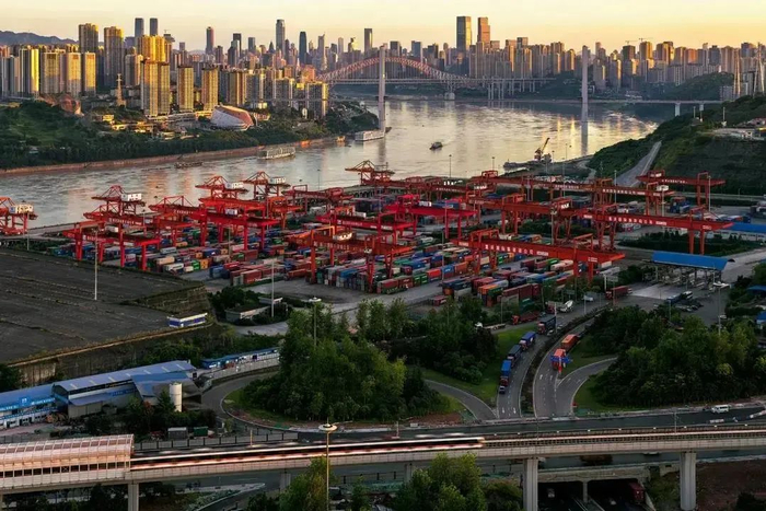 穿梭的轨道，繁忙的港口，奔腾的河流，远处的楼房，一幅生机盎然的城市景象跃然图上。司琪 摄