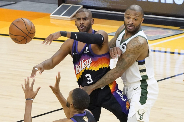 保罗（3号）传球。本场比赛，他砍下23分并送出8次助攻。图/IC PHOTO