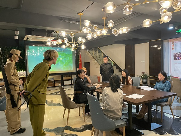 图说：青年们扮不同角色，在故事发生地庆丰酒楼推演剧本。江浦路街道供图