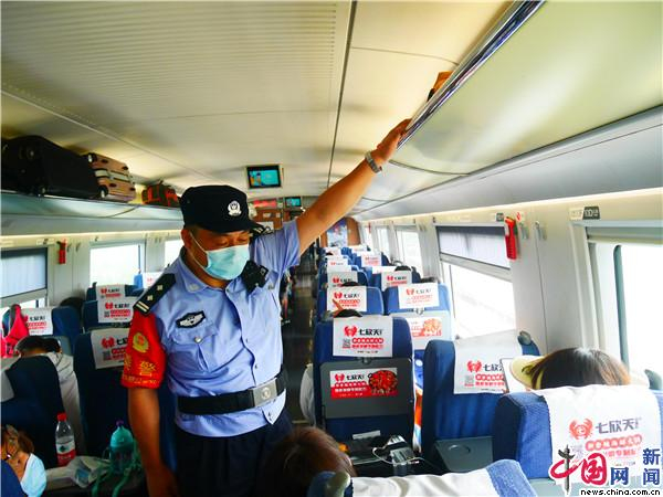 江苏徐州铁警全力确保暑期旅客出行安全。