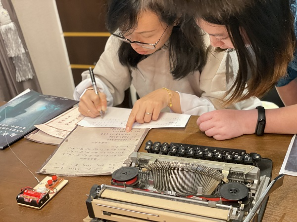 图说：中共地下党员正在破译密电发出红色警报。江浦路街道供图