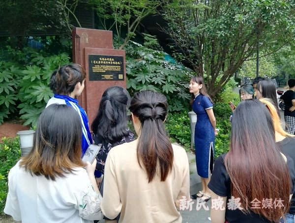 图说：参与者们在电通公司遗址了解时代背景。孙云 摄