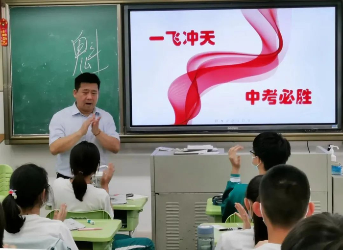 广东实验中学校长全汉炎鼓励考生。学校供图