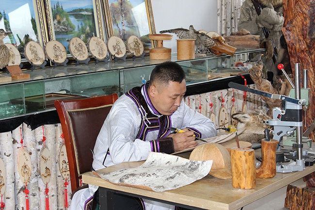 鄂伦春族党员在制作民族手工艺品。 逊克县委宣传部 供图