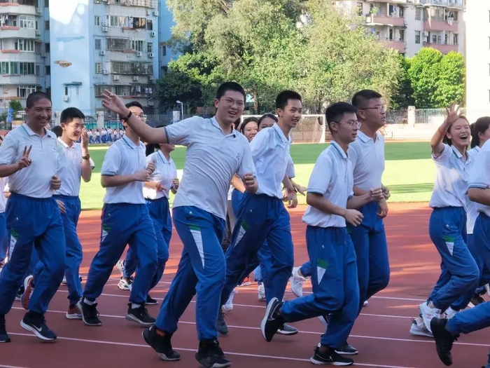 华附初三学生进行中考冲刺跑。学校供图