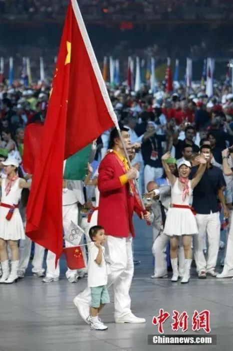 北京奥运会开幕式上，中国代表团旗手姚明。中新社记者 杜洋 摄