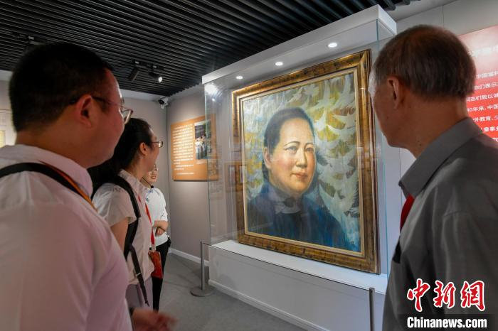 “永远和党在一起”宋庆龄史迹展在文昌市宋氏祖居景区开幕。　骆云飞 摄