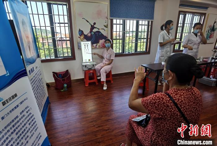 厦门眼科中心护士为社区居民查视力。　厦门眼科中心供图
