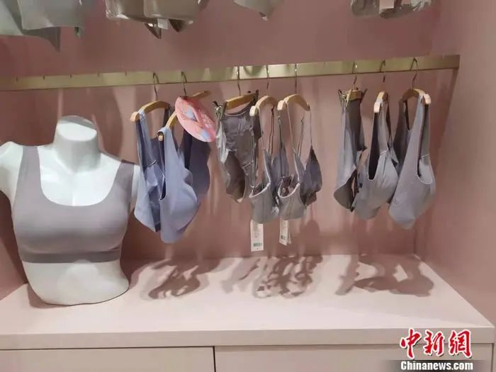 北京丰台区某品牌门店内销售的内衣。中新网记者 谢艺观 摄