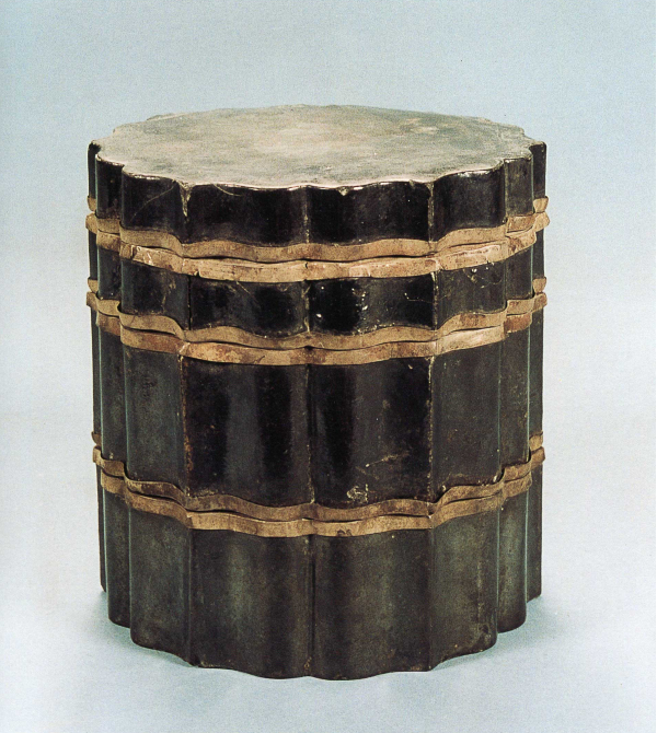 宋代素髹黑漆夹纻胎菱花式三层奁