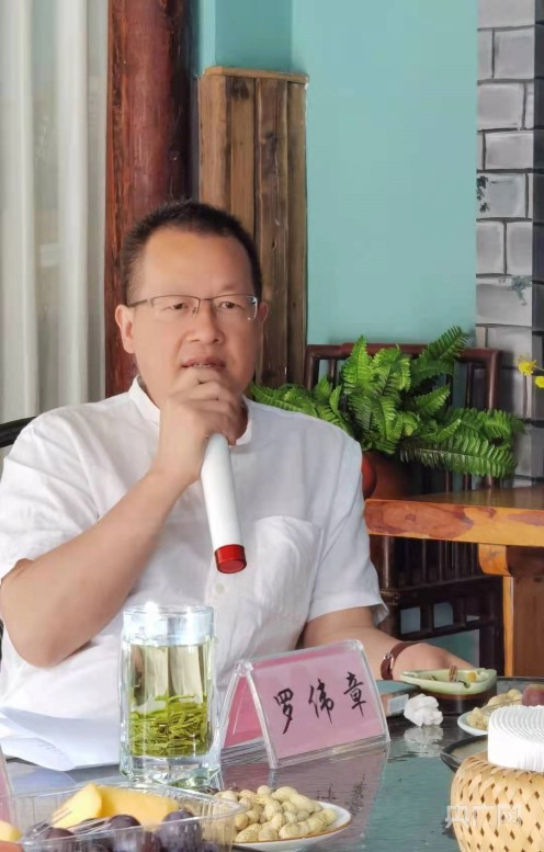 小说《谁在敲门》的作者、人民文学奖获得者罗伟章（受访者供图）