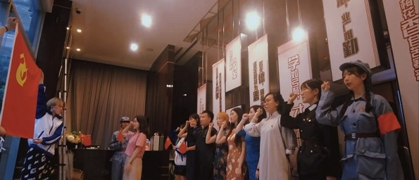 图说：全体参与者重温入团誓词。江浦路街道供图