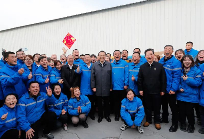 图为2月7日，李克强总理在山西运城考察快递分拨中心。