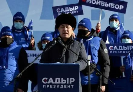  （上图：萨·扎帕罗夫在塔拉斯州竞选宣传活动上发表演讲。图片来源today.kg网站）