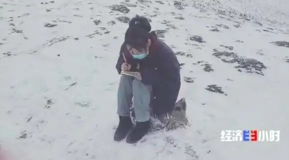 斯朗巴珍在雪山上网课。图片来源：央视财经《经济半小时》视频截图