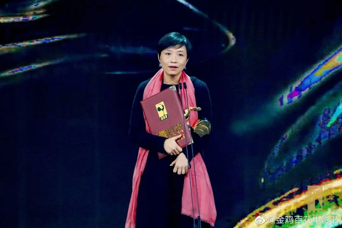 导演徐蓓上台领奖 图：金鸡百花电影节官微
