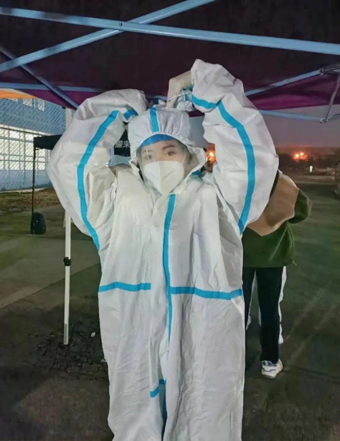 西北大学学生段婧文作为志愿者支援核酸检测点工作。受访者供图