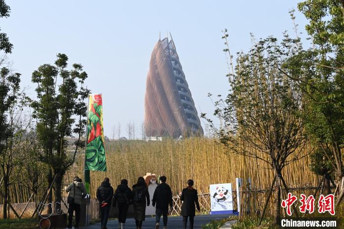 扩建区内能够瞭望成都全景的地标性建筑熊猫塔。　安源 摄