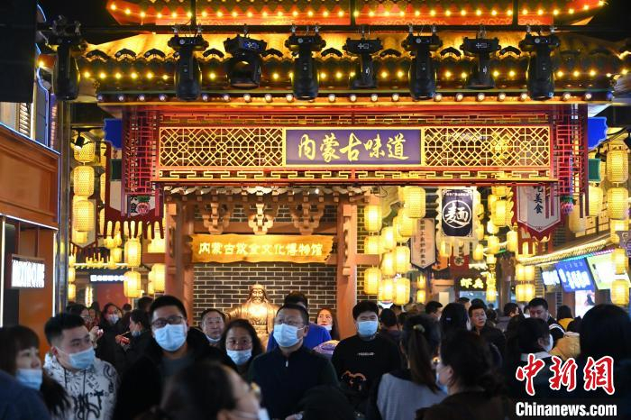 1月1日，民众在地铁网红街内游览。　刘文华 摄