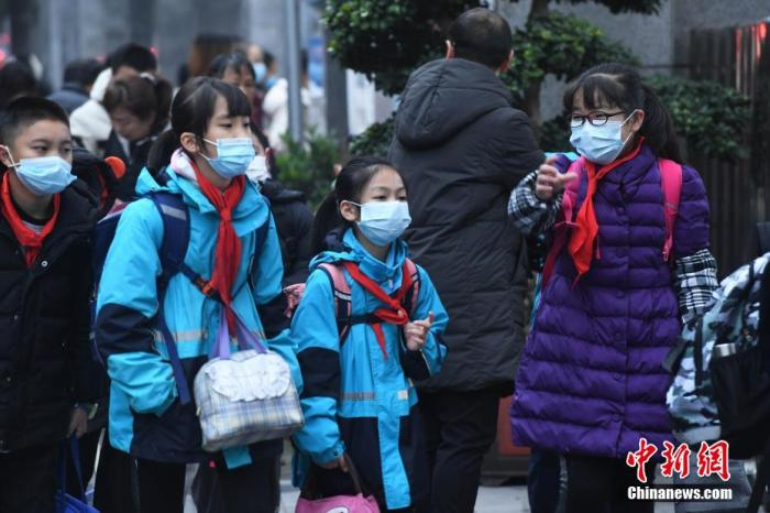 学生们戴着口罩有序进入校园。 陈超 摄