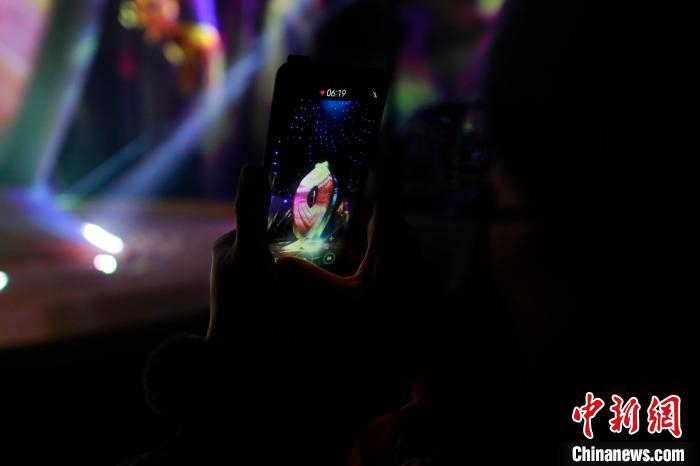 观众在世界上最高的艺术空间沉浸式观看光影秀。　汤彦俊 摄