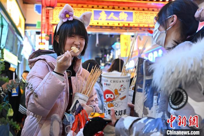 1月1日，年轻人们在地铁网红街品尝美食。　刘文华 摄