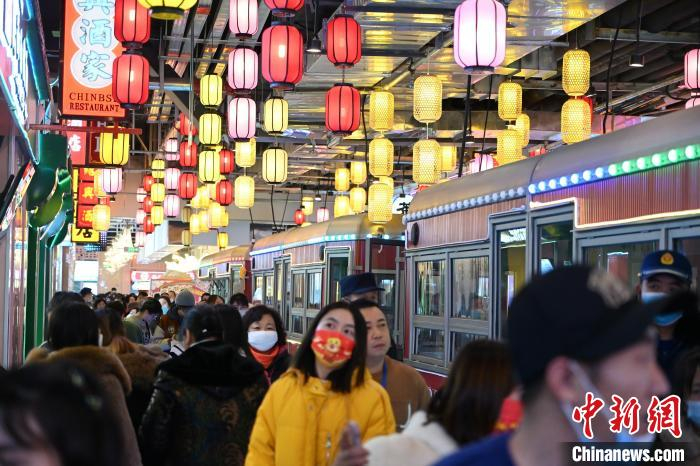 1月1日，民众在地铁网红街内游览。　刘文华 摄