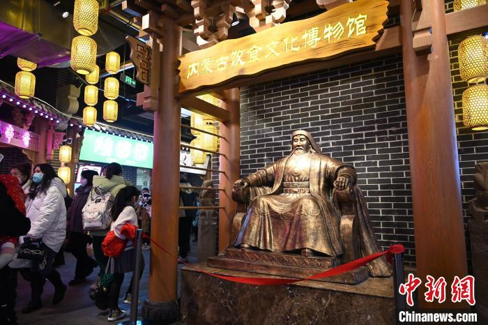 1月1日，民众在地铁网红街内路过成吉思汗雕像。　刘文华 摄