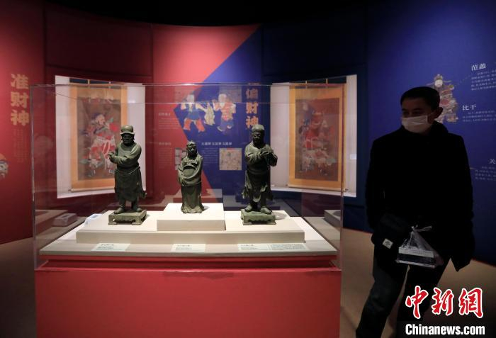 观众参观“富贵长春——中国传统财富文化展”。　王磊 摄