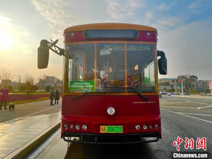 成都升级版大熊猫主题复古铛铛巴士。成都公交集团供图