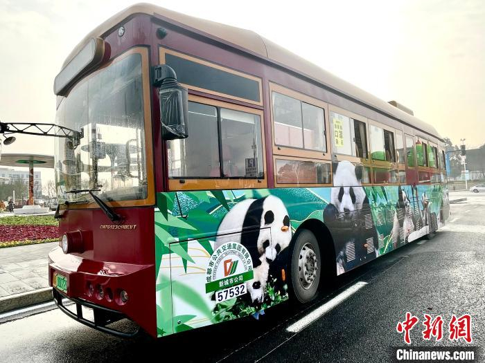 成都升级版大熊猫主题复古铛铛巴士。成都公交集团供图