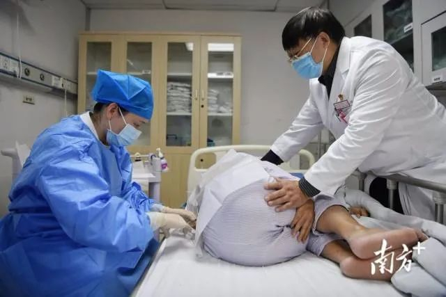 医生对患者进行注射