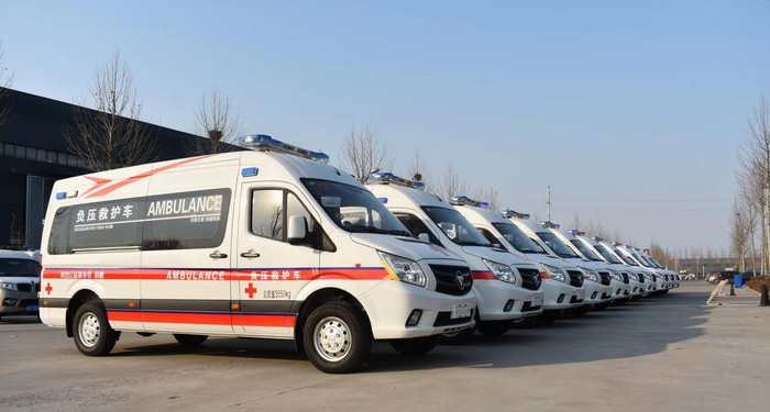 1月1日，美团公益基金会捐赠的10辆负压救护车发车前往西安。