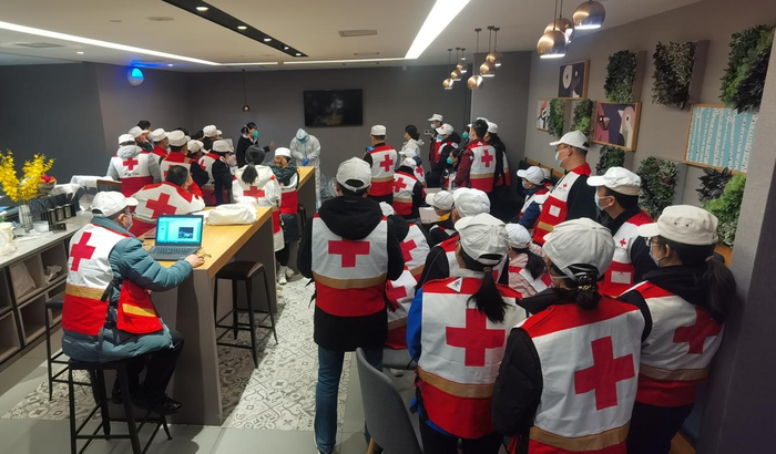 中国红十字救护转运队抵达西安后随即展开集训，确保成功执行转运任务。