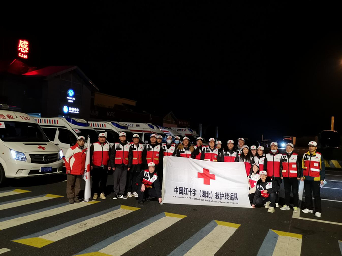 12月30日晚，中国红十字救护转运队紧急集结从武汉出发前往西安。