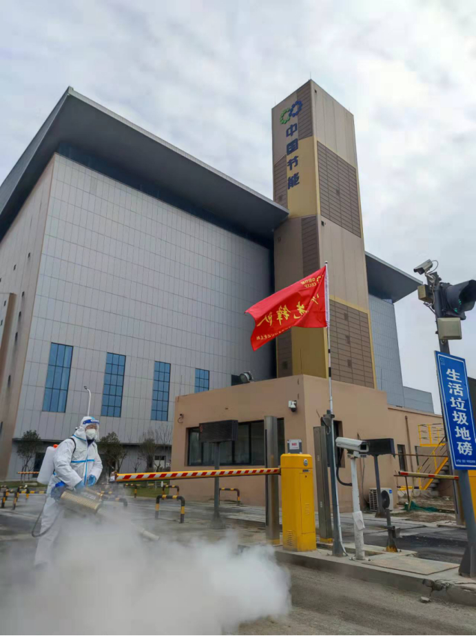 ▲中国环保西安环保公司党员先锋队正在对涉疫垃圾通道进行消杀。