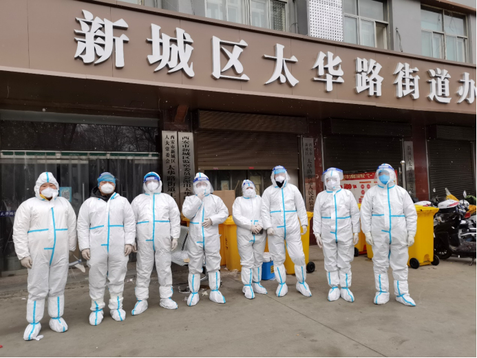 ▲中国兵器西安昆仑32名志愿者投入工作。