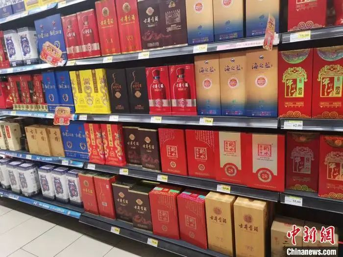 超市内的白酒区。中新网记者 谢艺观 摄