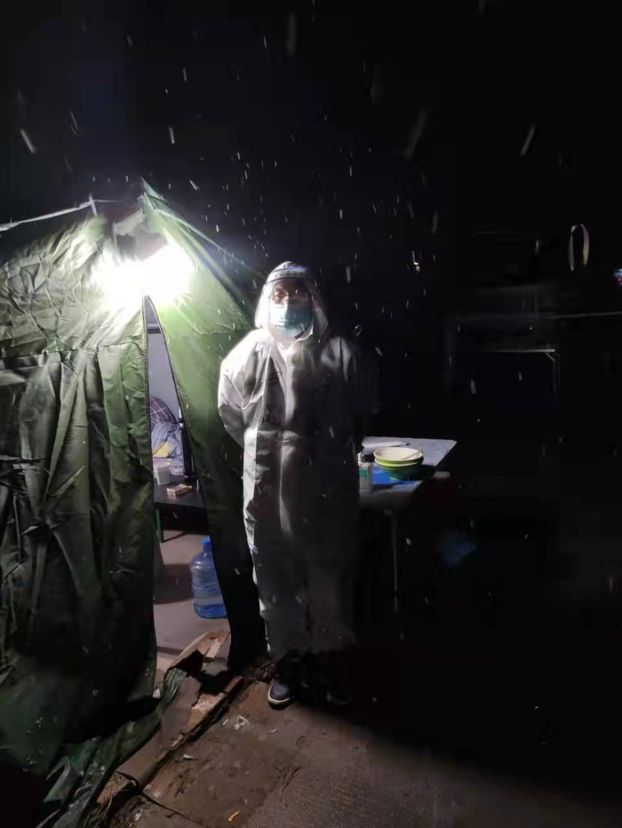 ▲中国中化下属昊华公司西北院员工田琨在志愿服务中。