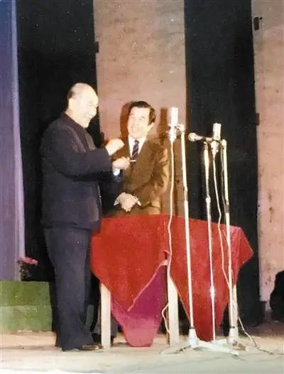 姜宝林（右）与侯宝林搭档演出。