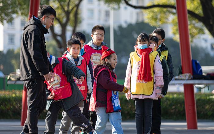 在老师带领下，一群学生在公园开展课外活动。图/IC photo