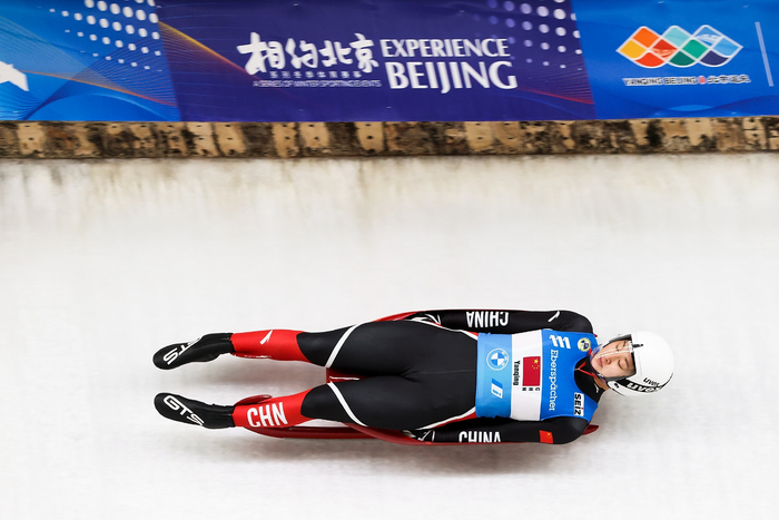 雪橇比赛中，选手是躺着。