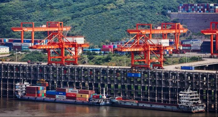果园港集装箱吊装作业 重庆果园港国际物流枢纽建设发展公司供图