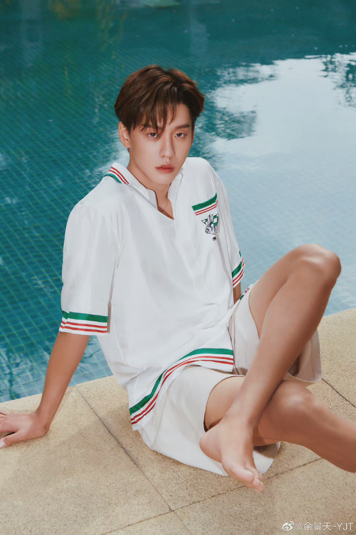 余景天泳池大片好帅!这是不花钱就能看的嘛!