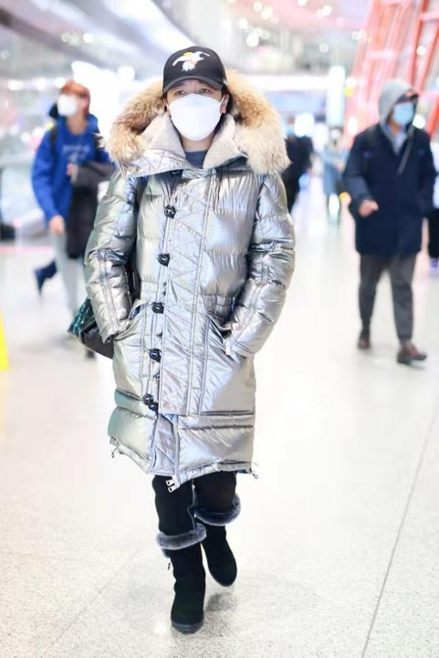 江珊机场秀太土味,臃肿棉服搭大棉靴超温暖,素颜气质超朴实