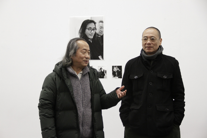 吴亮（左）与洪磊在开幕现场