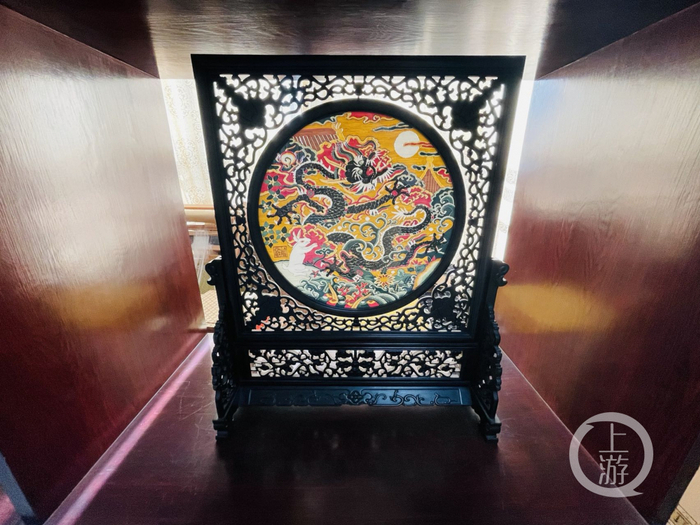 ▲1月4日，江苏相城，王建江工作室制作的各类缂丝工艺屏风摆件已在市场热销。摄影/上游新闻记者 时婷婷