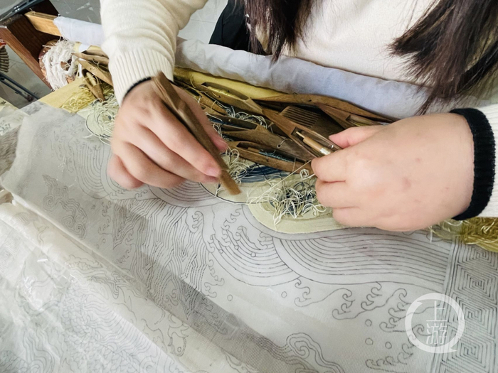 ▲1月4日，江苏相城，根据画稿图案配色后，缂丝师傅需使用专门的工具将缂丝的线压实。摄影/上游新闻记者 时婷婷