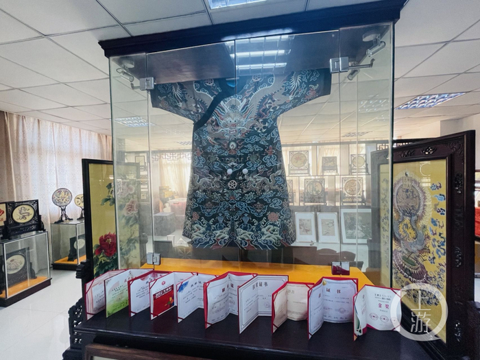▲1月4日，江苏相城，王建江工作室展示的龙袍缂丝作品。摄影/上游新闻记者 时婷婷
